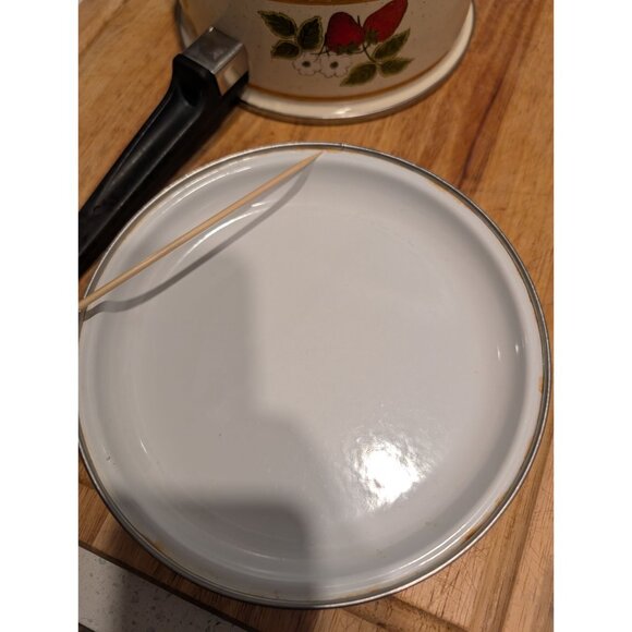 Vintage Strawberry Fields 2 Quart Enamel Cooking Pot with lid - Picture 10 of 16